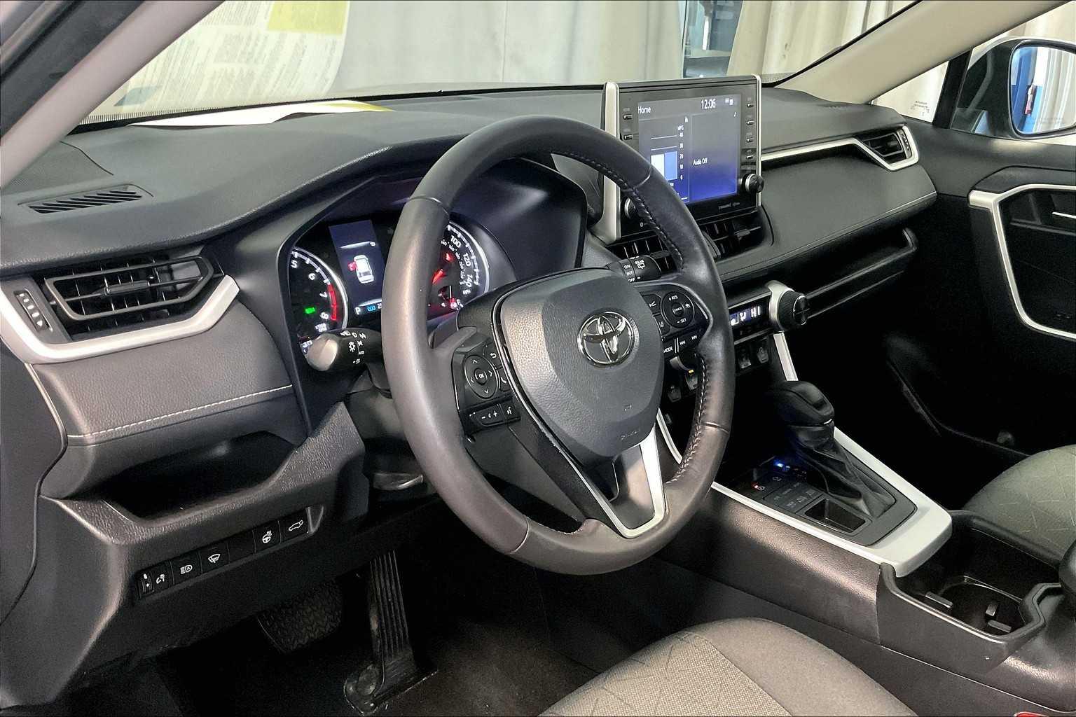 2022 Toyota RAV4 XLE - Photo 8