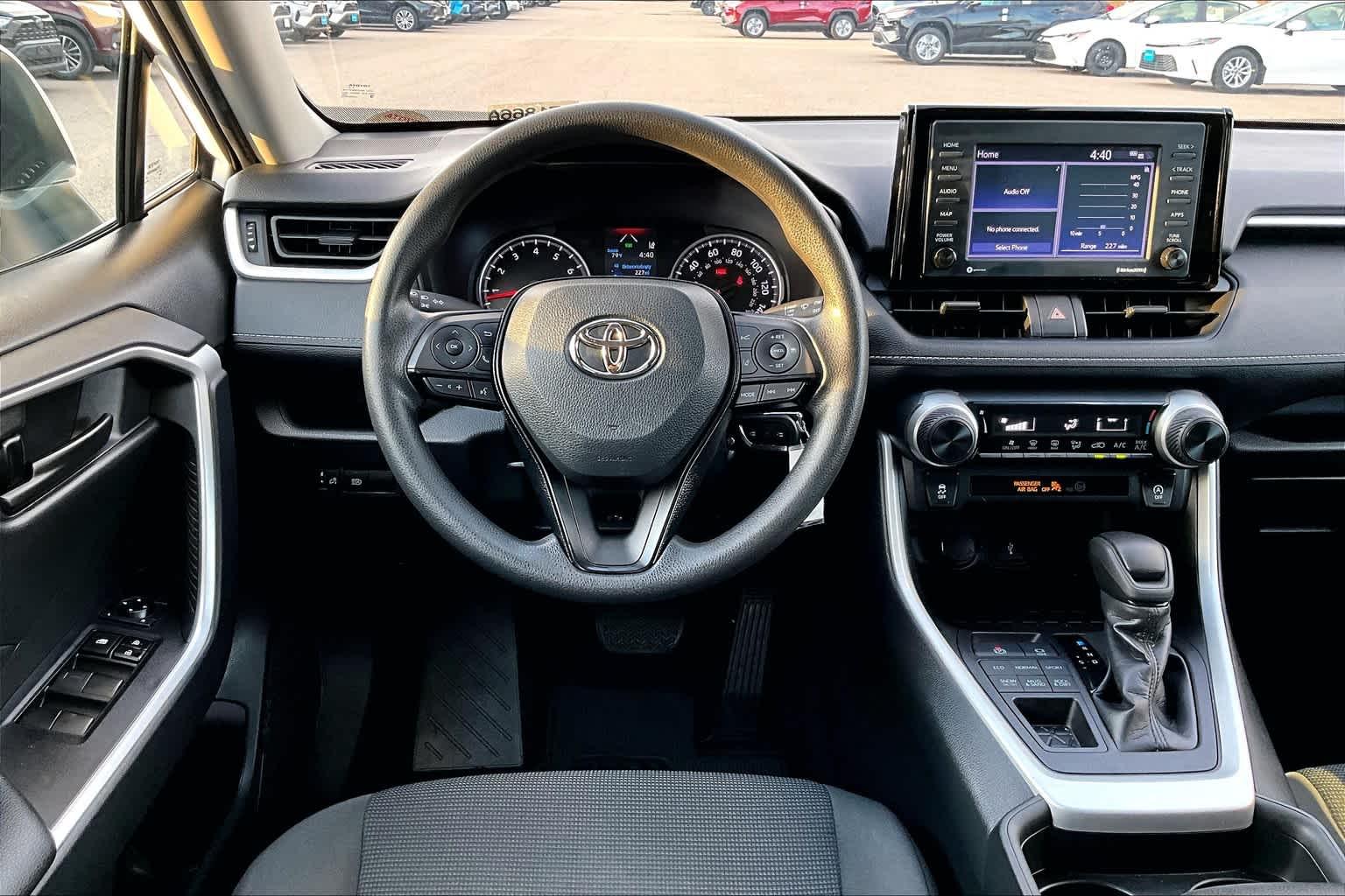 2021 Toyota RAV4 LE - Photo 17