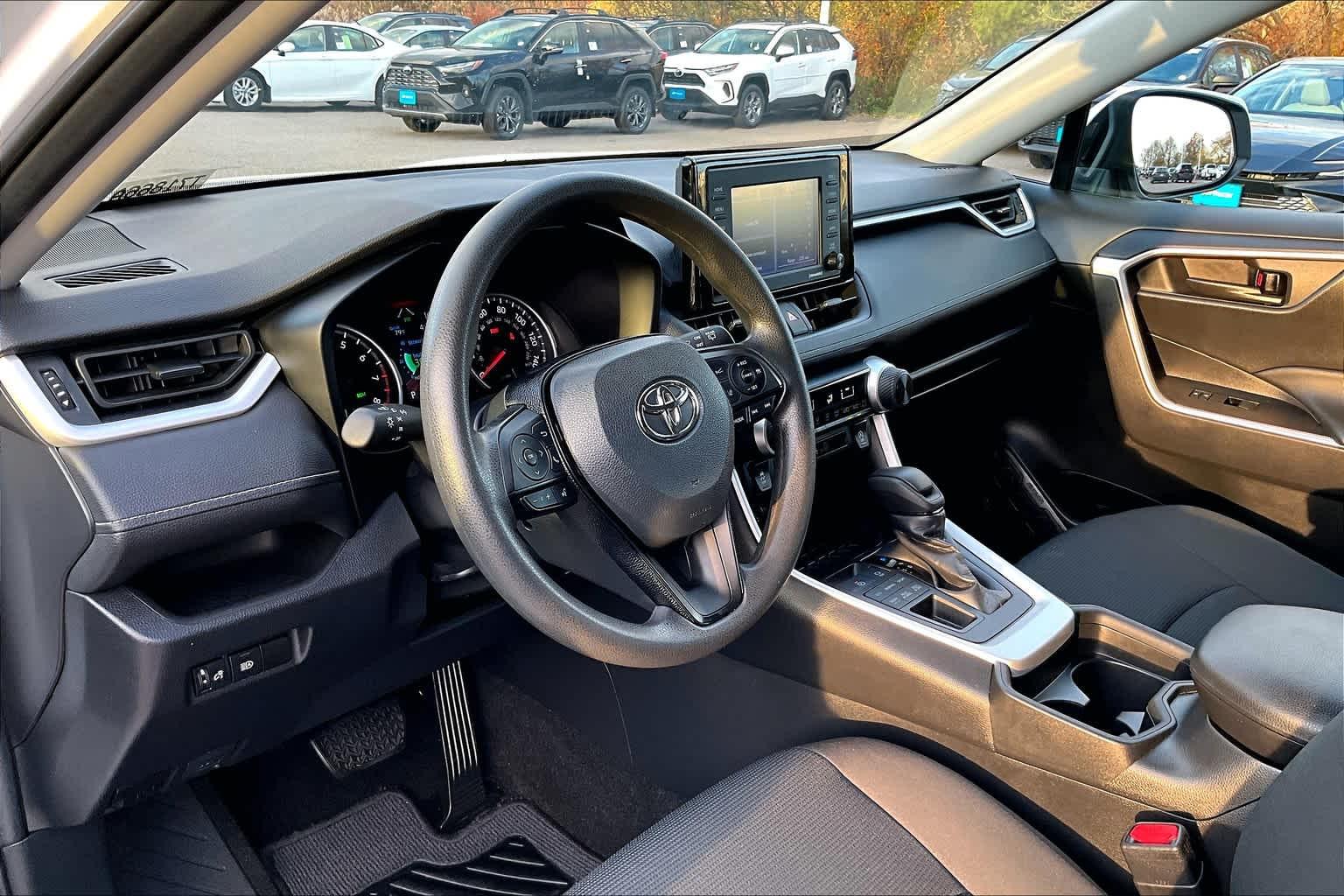 2021 Toyota RAV4 LE - Photo 8