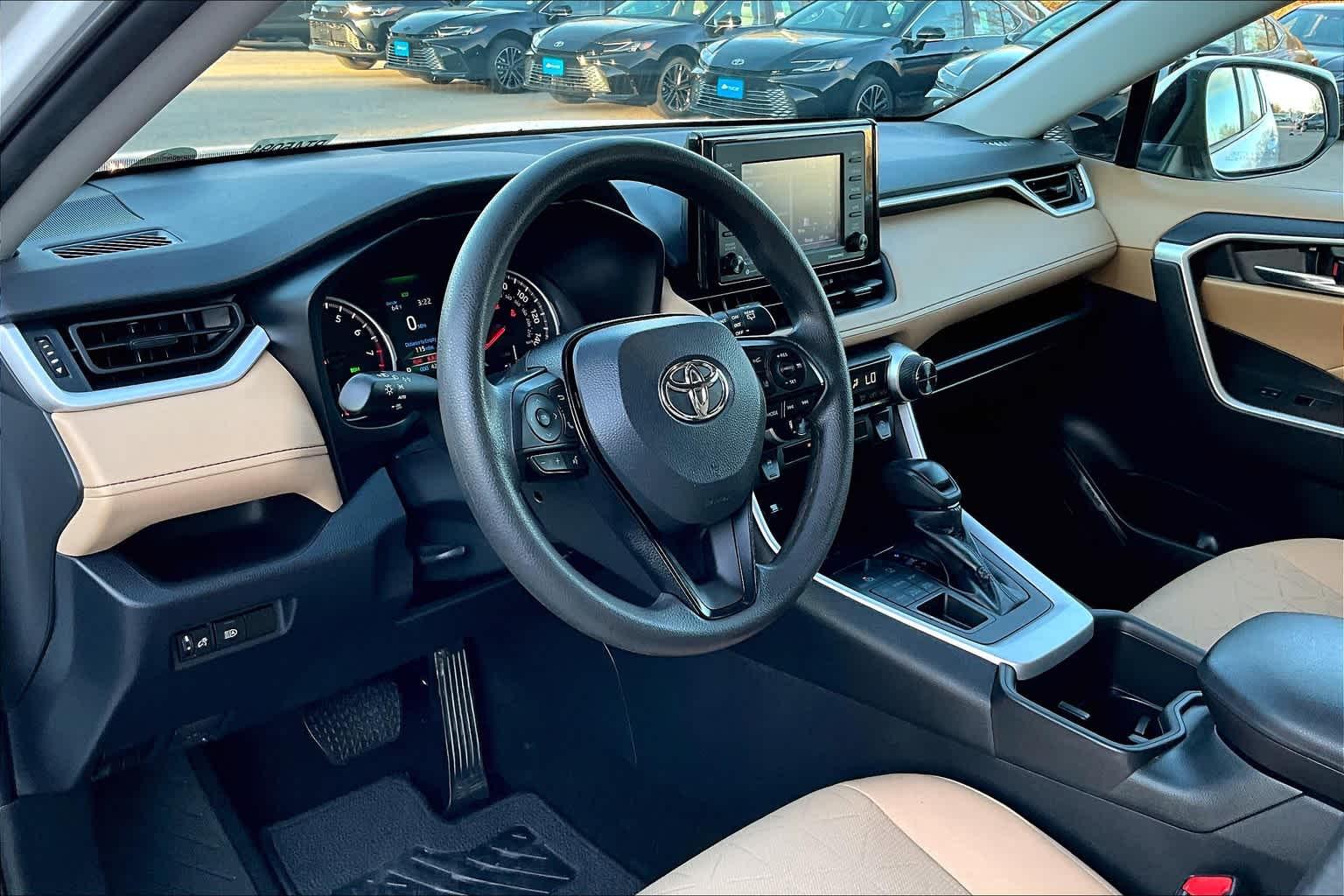 2022 Toyota RAV4 XLE - Photo 8