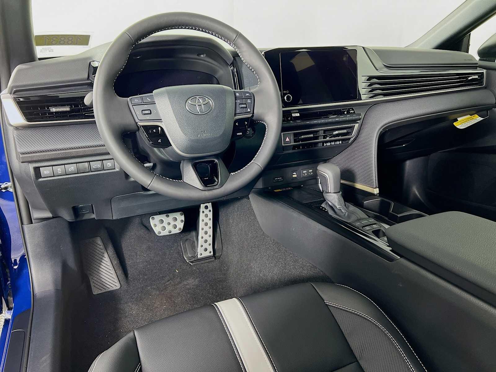 2025 Toyota Camry SE - Photo 6