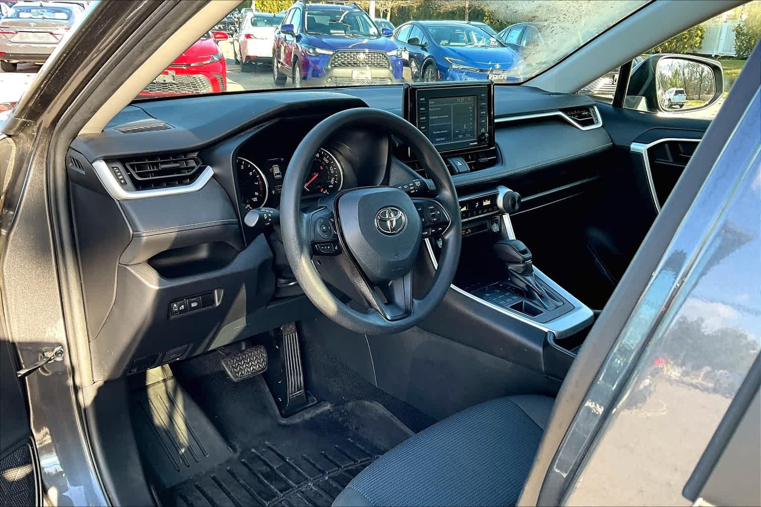 2021 Toyota RAV4 LE - Photo 8