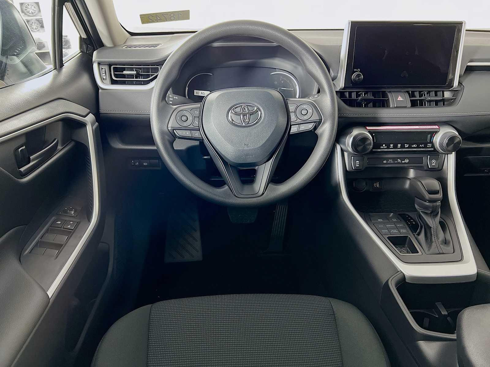 2024 Toyota RAV4 LE - Photo 15