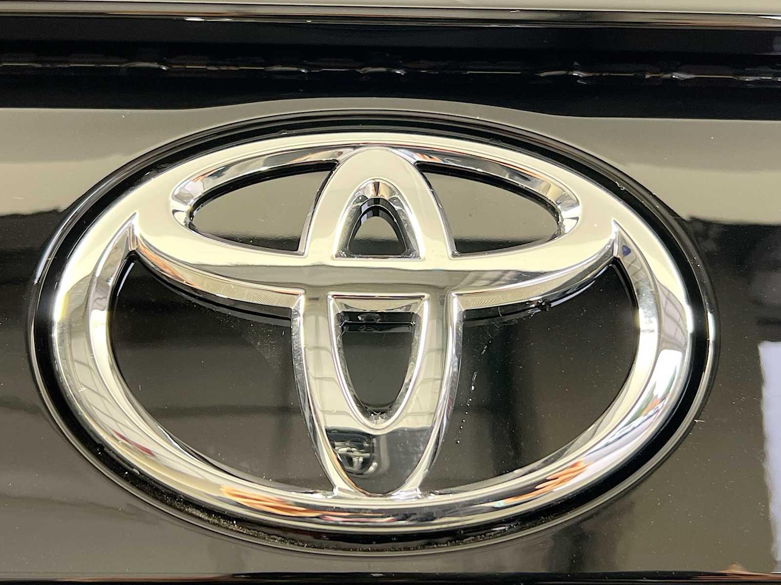 2024 Toyota RAV4 LE - Photo 18