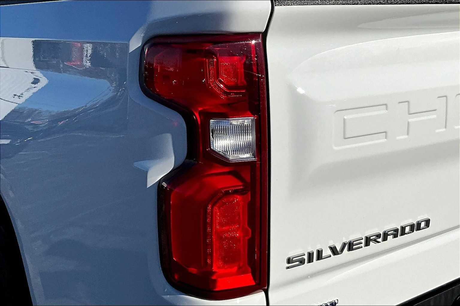 2022 Chevrolet Silverado 1500 RST 4WD Crew Cab 147 - Photo 31