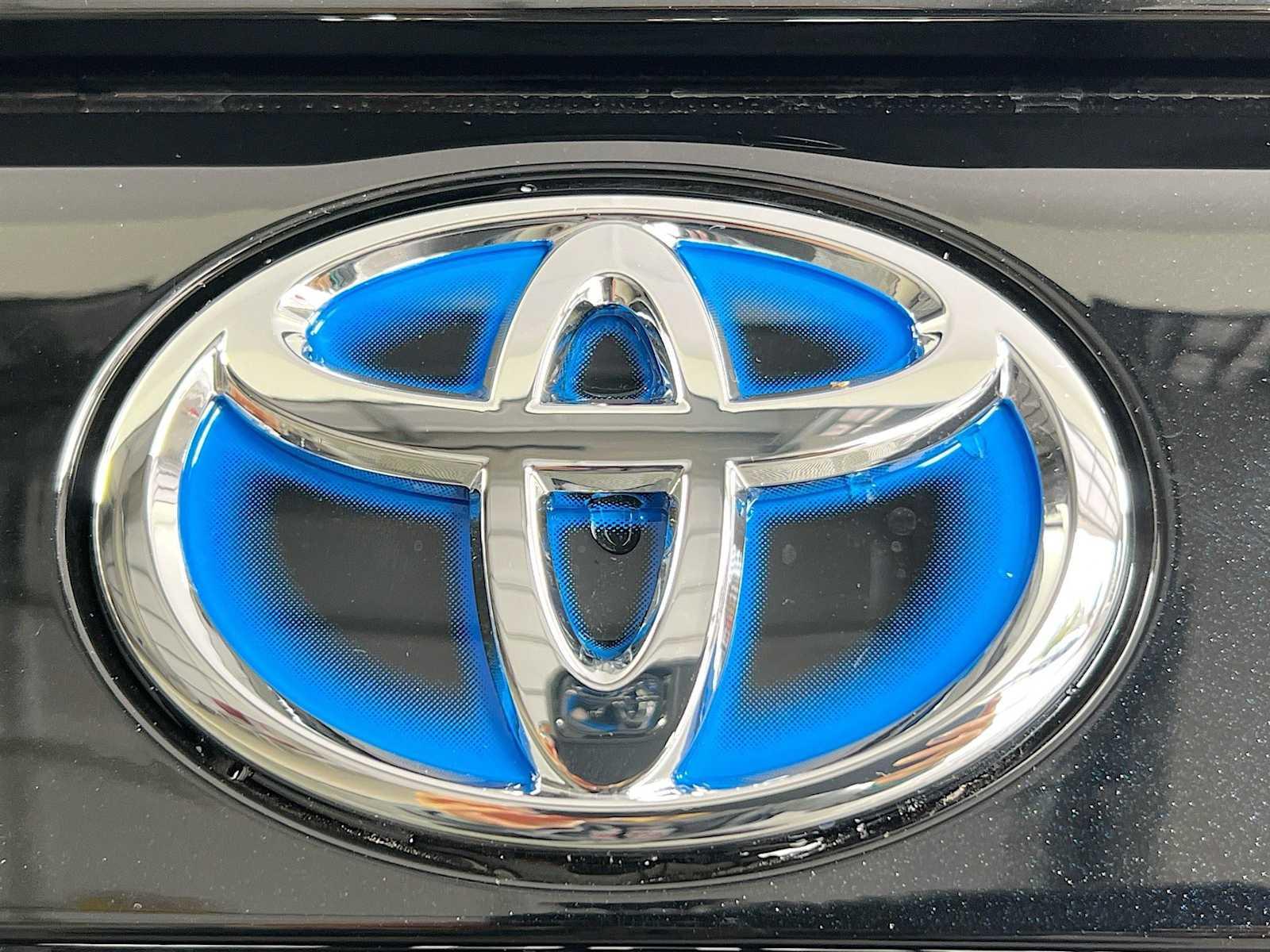 2024 Toyota RAV4 Hybrid XLE - Photo 18