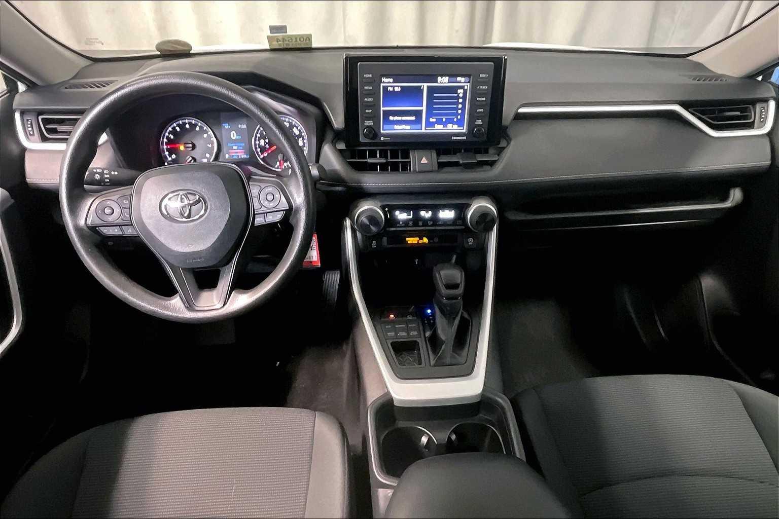 2021 Toyota RAV4 LE - Photo 22