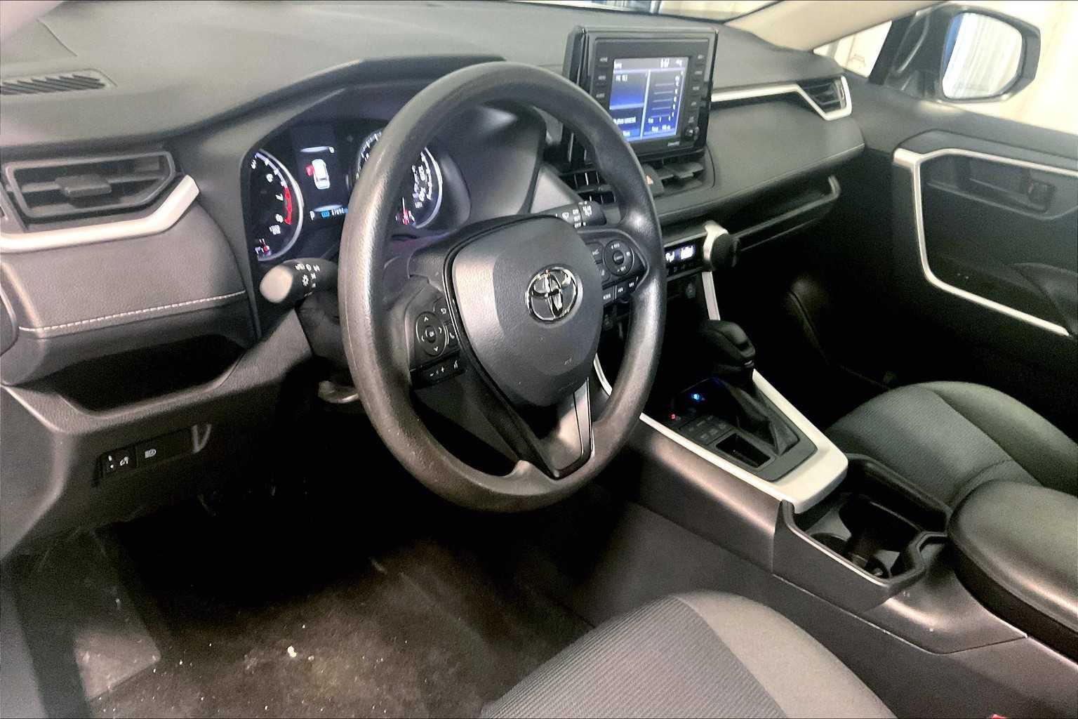 2021 Toyota RAV4 LE - Photo 8