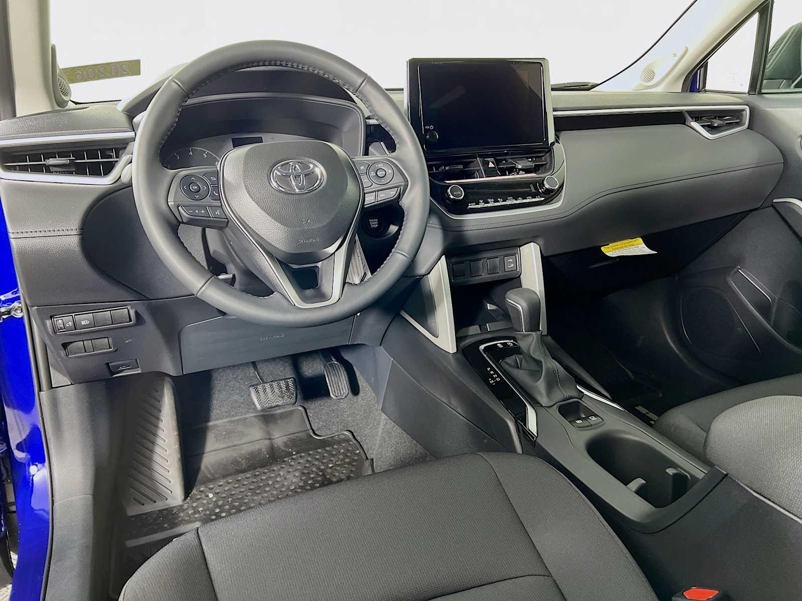 2025 Toyota Corolla Cross LE - Photo 6