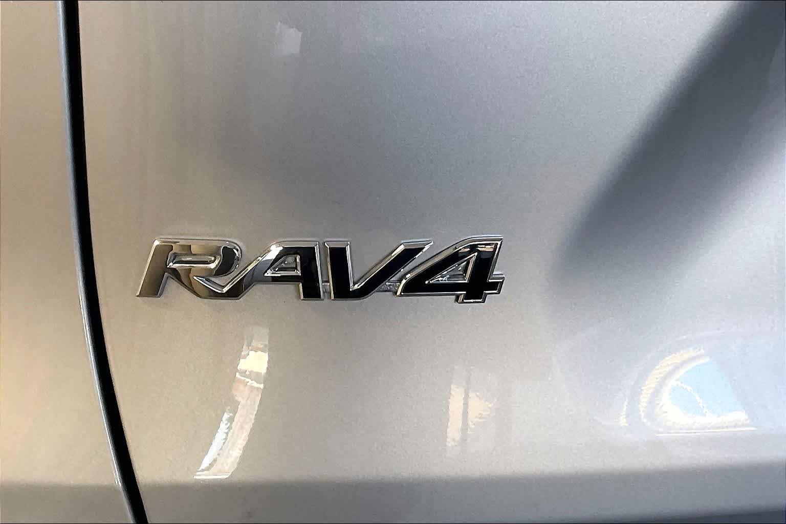 2024 Toyota RAV4 LE - Photo 28