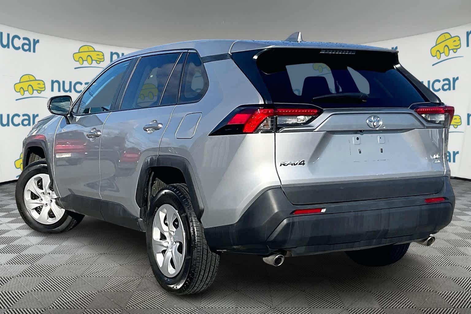 2024 Toyota RAV4 LE - Photo 4