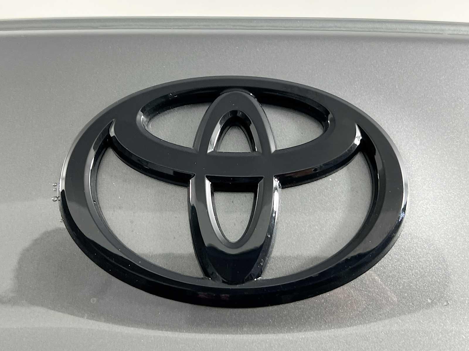 2025 Toyota Camry SE - Photo 18