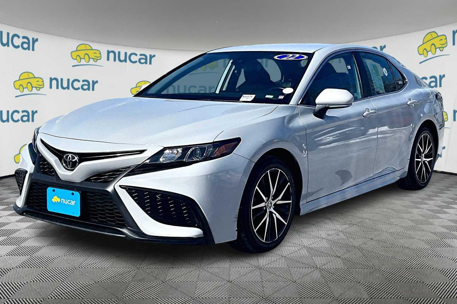 2022 Toyota Camry SE - Photo 3