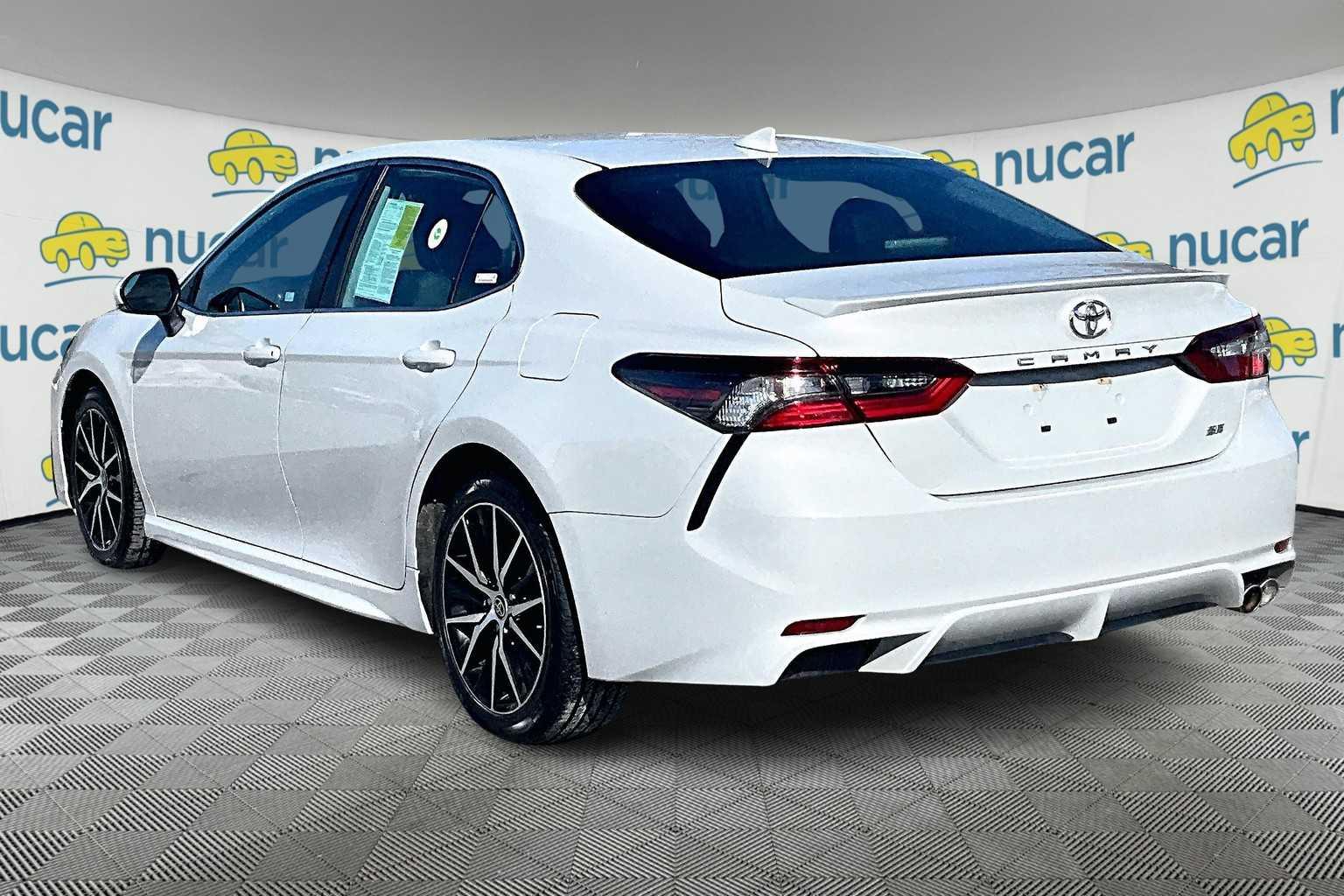 2022 Toyota Camry SE - Photo 4