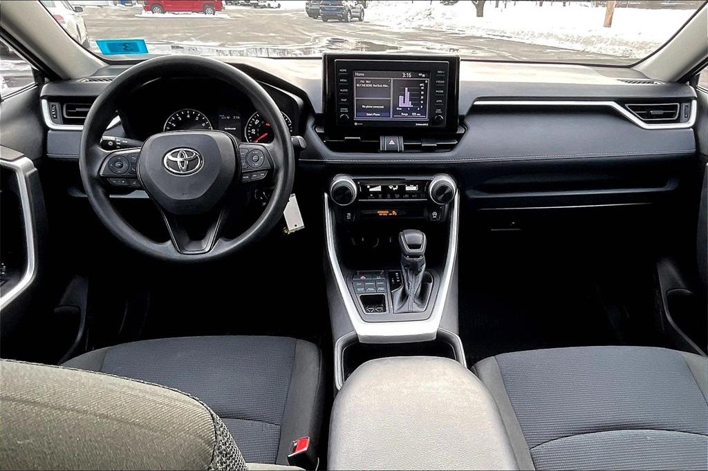 2022 Toyota RAV4 LE - Photo 20