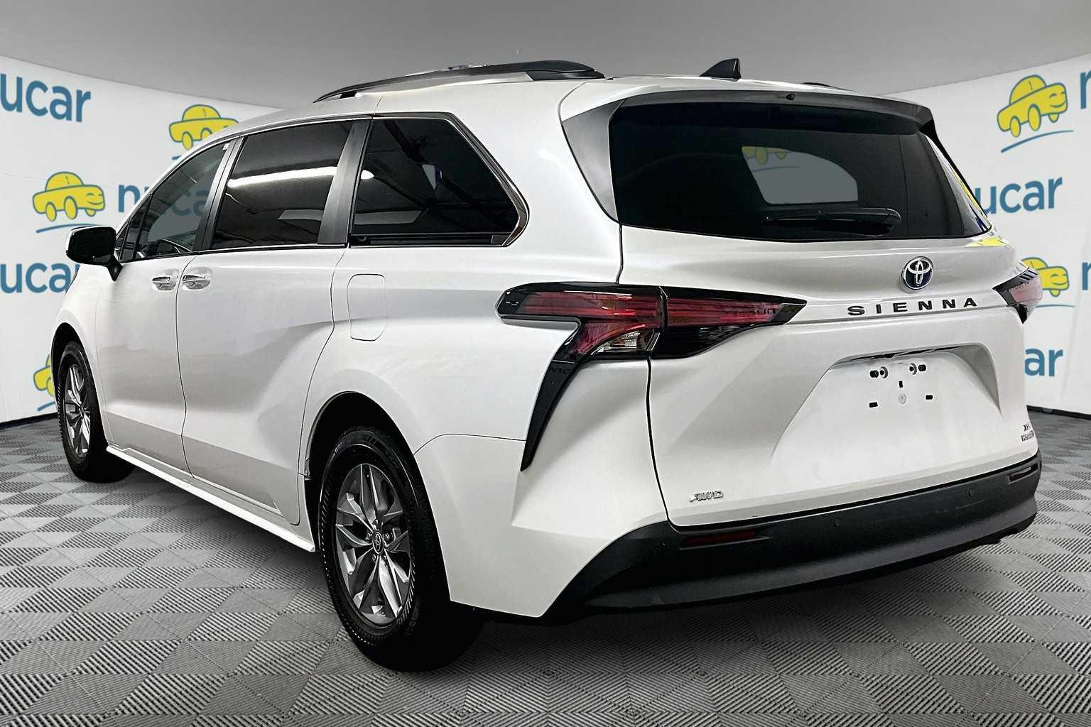 2022 Toyota Sienna XLE - Photo 4