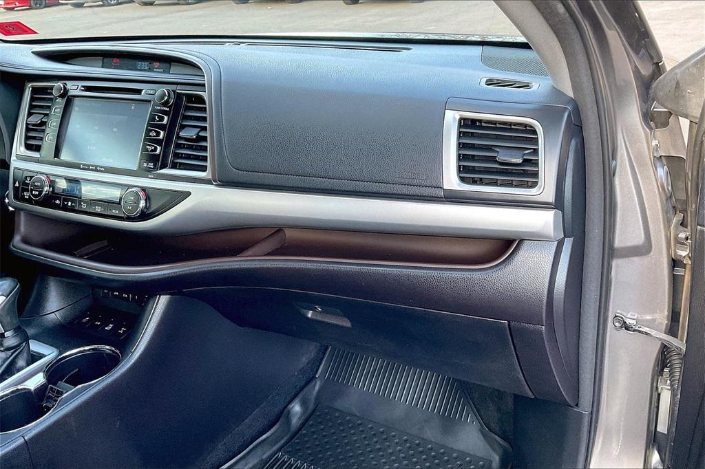 2018 Toyota Highlander SE - Photo 13