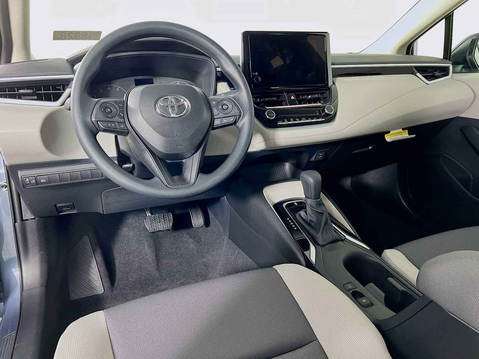 2025 Toyota Corolla LE - Photo 6