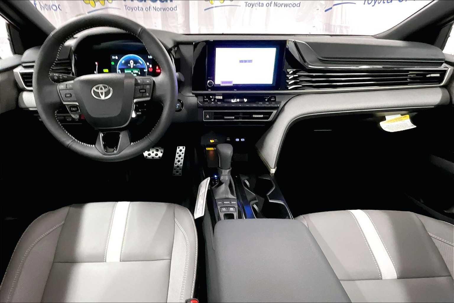 2025 Toyota Camry SE - Photo 12