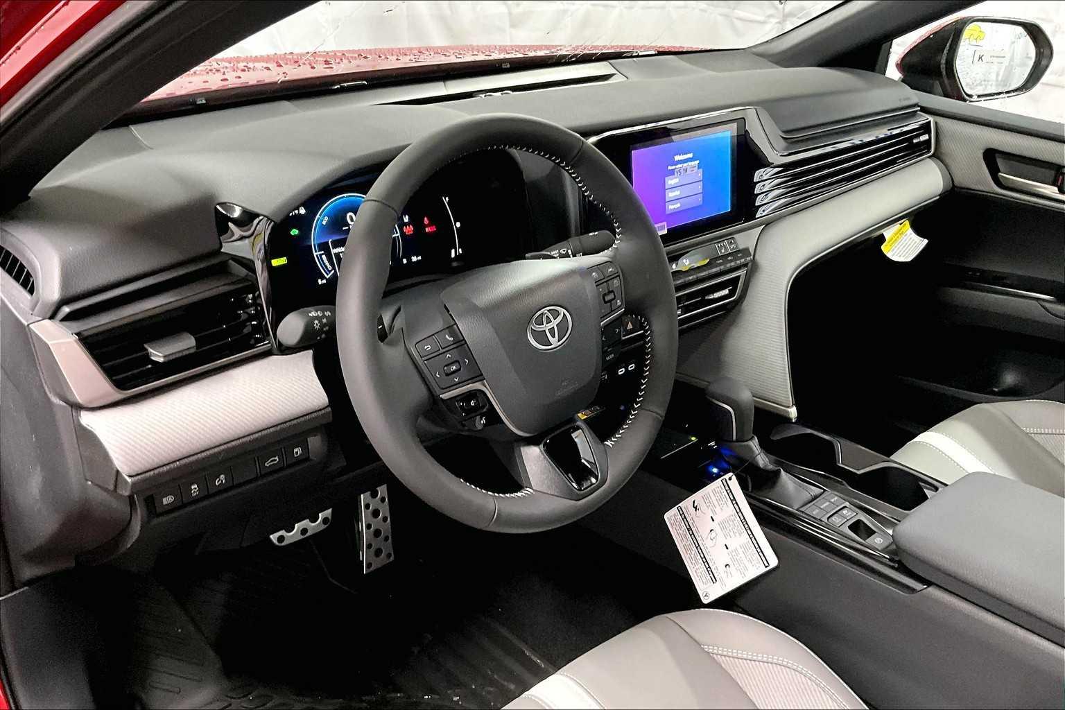 2025 Toyota Camry SE - Photo 9