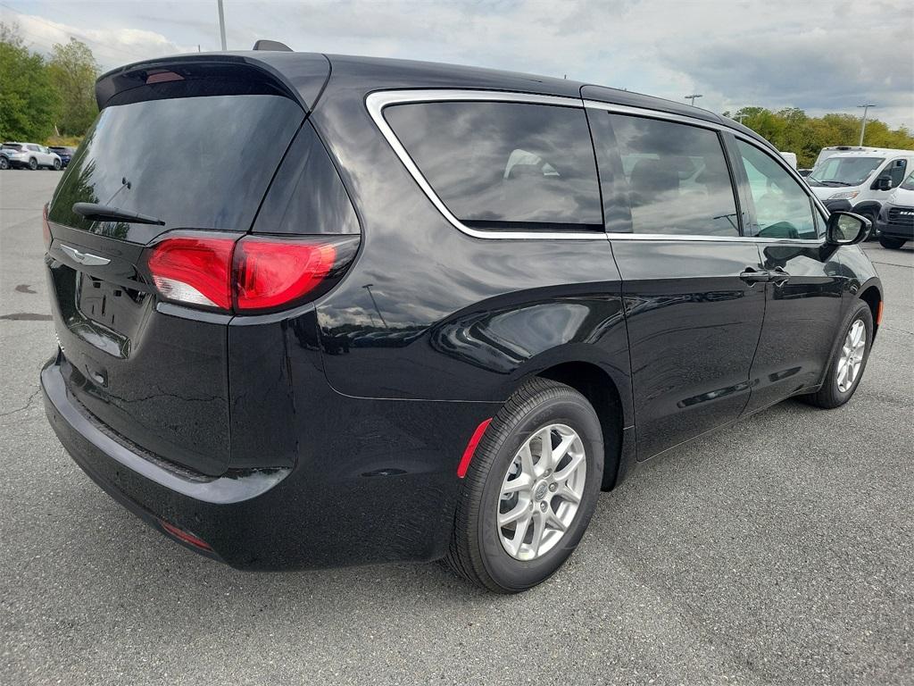 2025 Chrysler Voyager LX - Photo 4