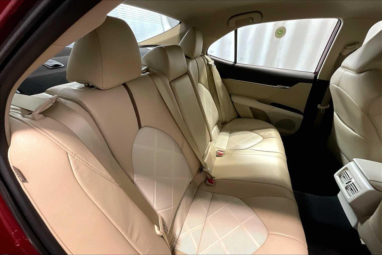 2019 Toyota Camry Hybrid XLE - Photo 16