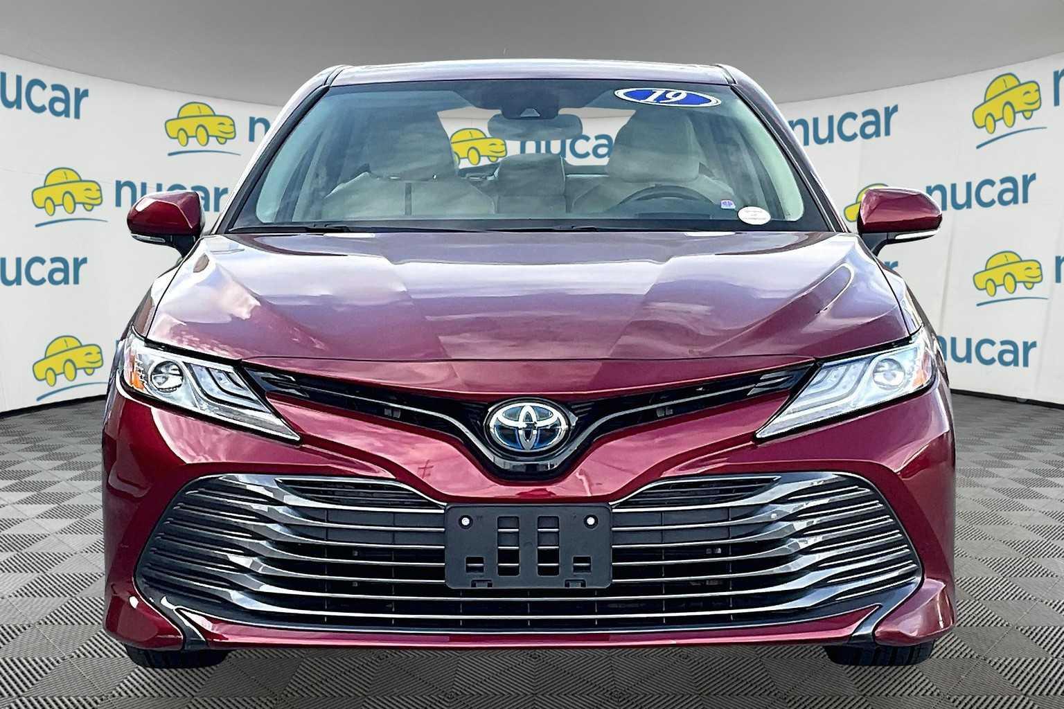 2019 Toyota Camry Hybrid XLE - Photo 2