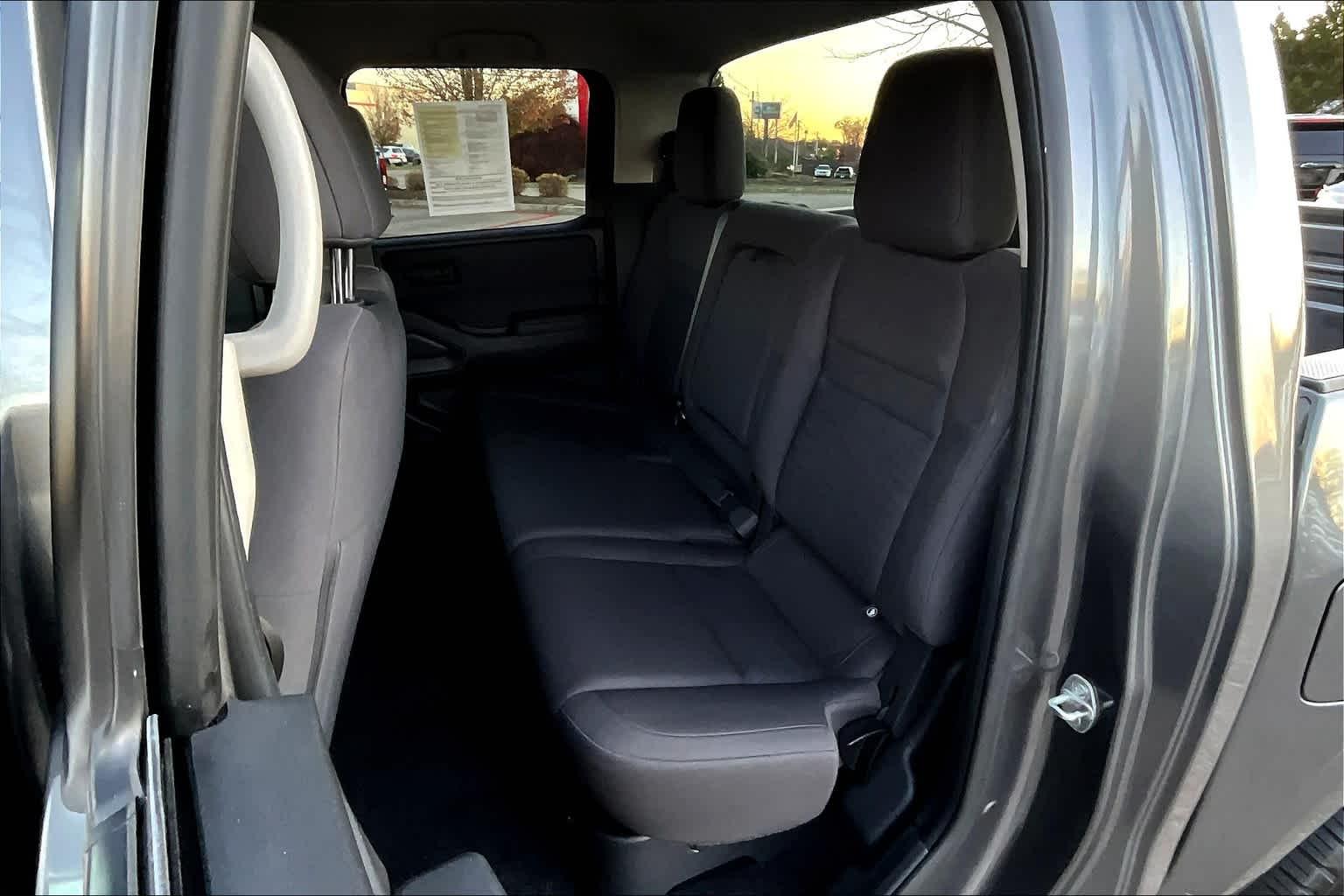 2022 Nissan Frontier S Crew Cab 4x4 Auto - Photo 15