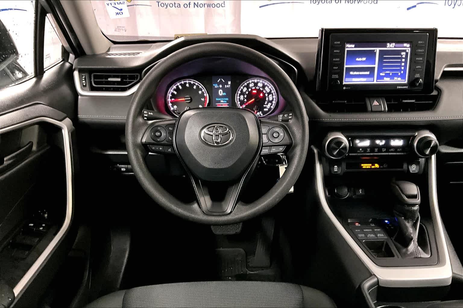 2020 Toyota RAV4 LE - Photo 17