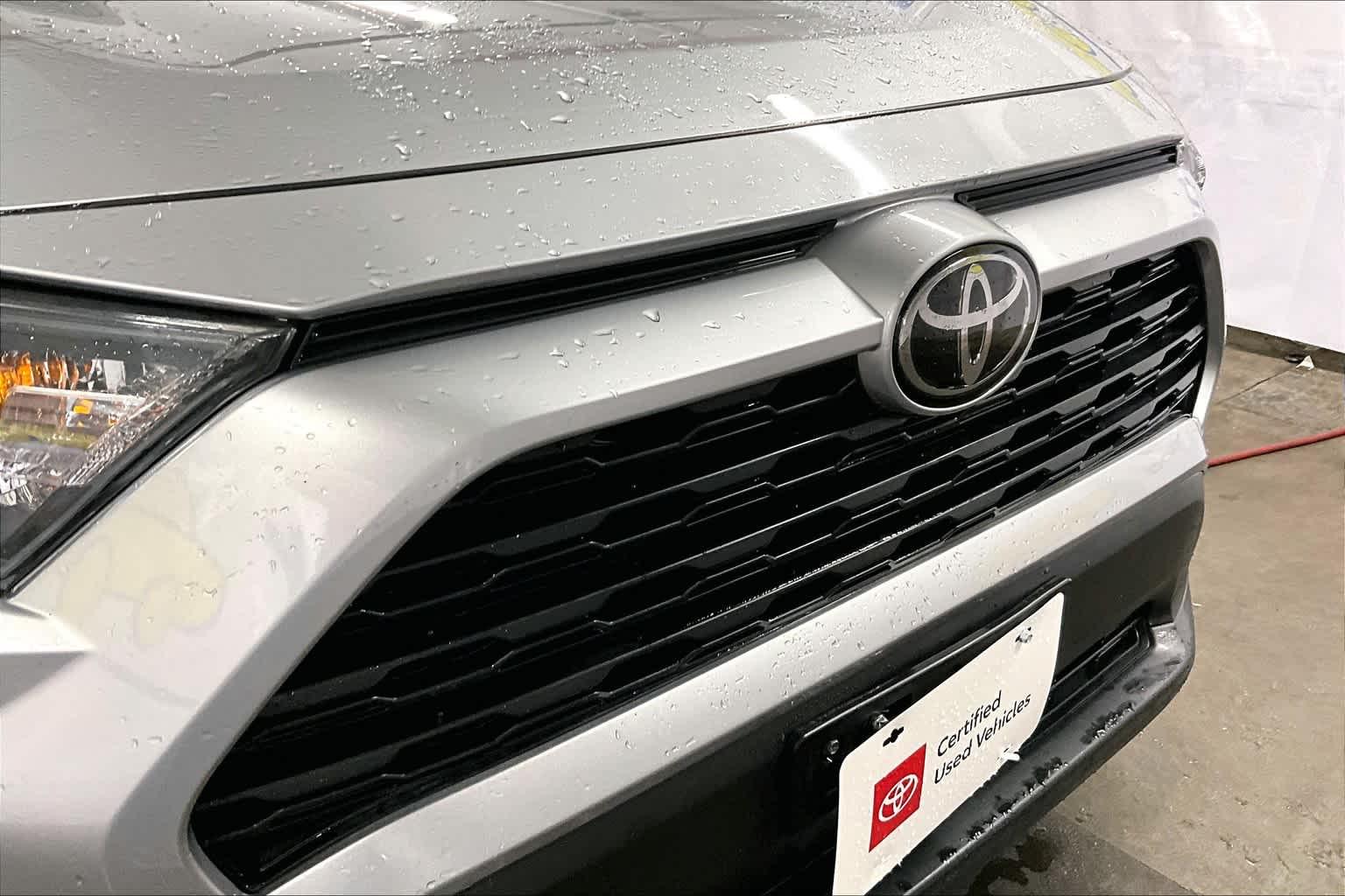 2020 Toyota RAV4 LE - Photo 29