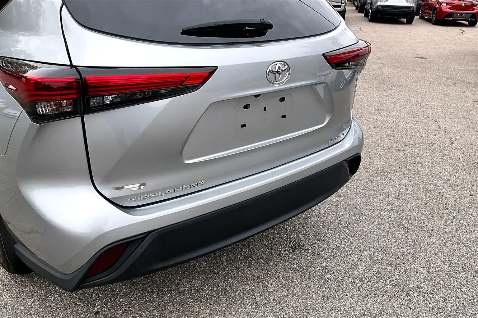 2022 Toyota Highlander LE - Photo 7