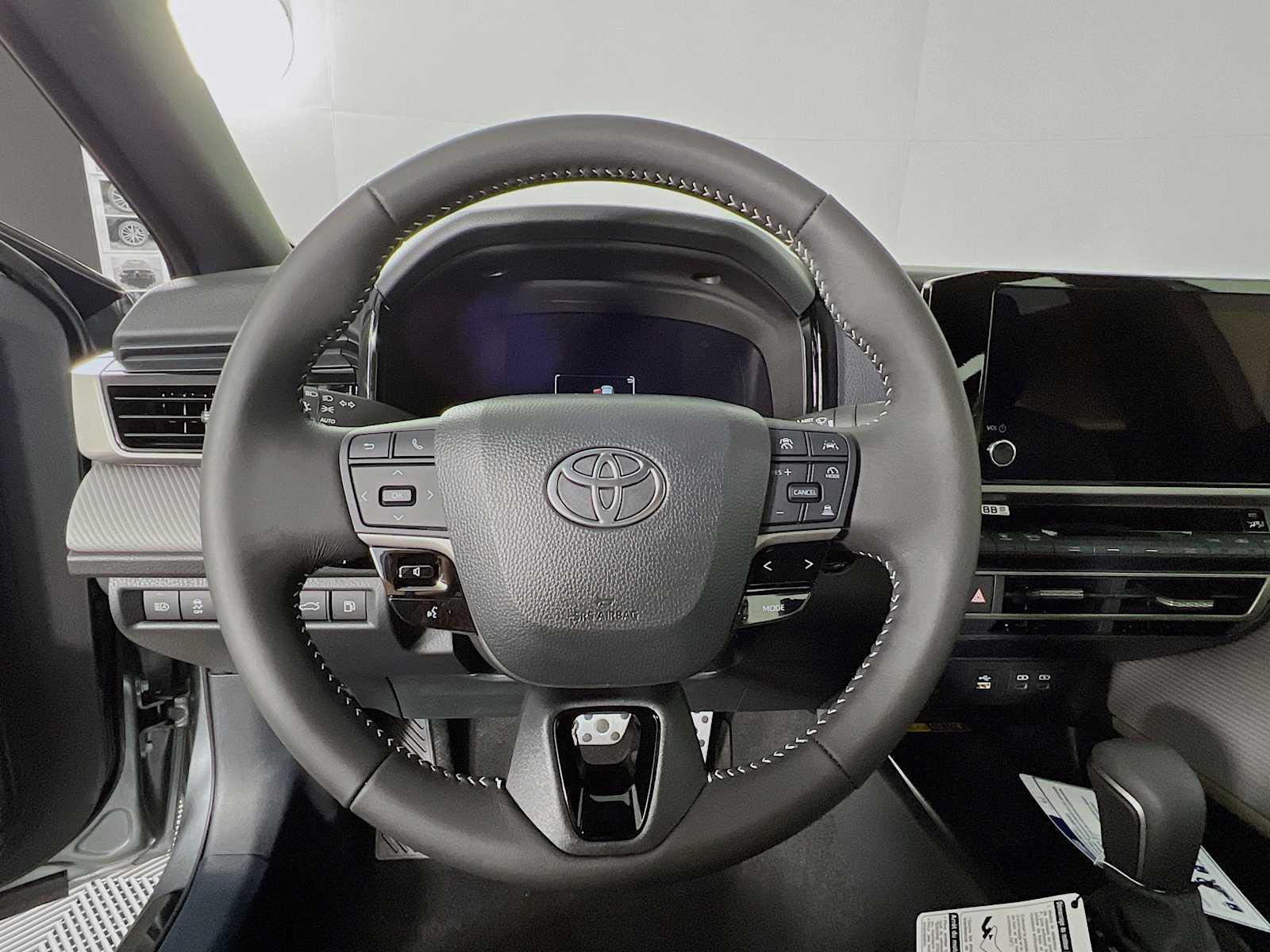 2025 Toyota Camry SE - Photo 7