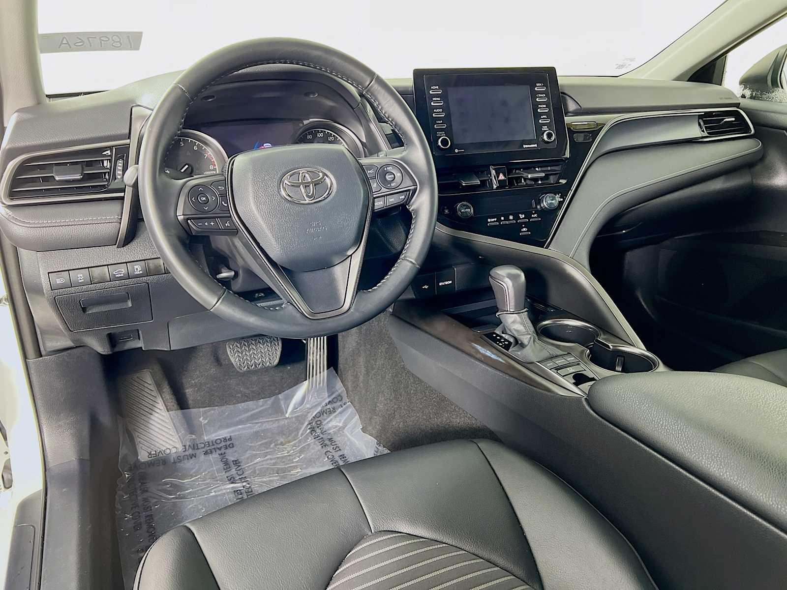 2022 Toyota Camry SE - Photo 9