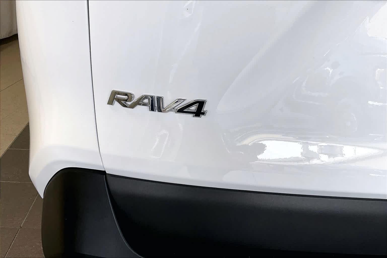 2024 Toyota RAV4 LE - Photo 28