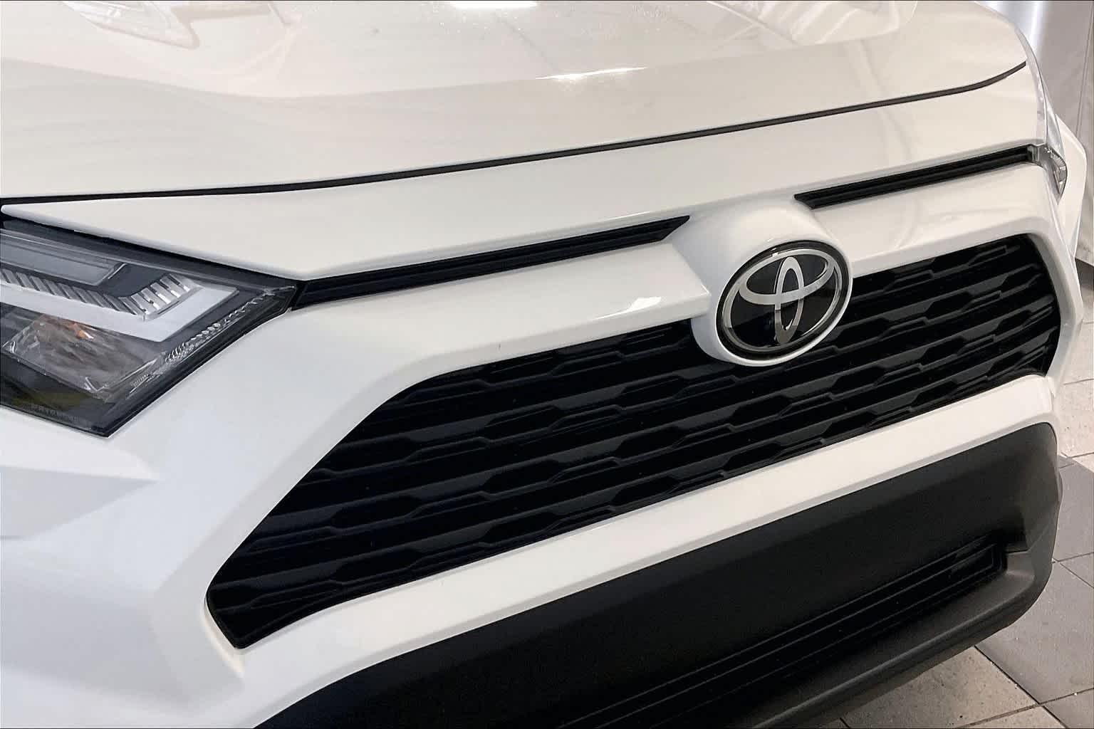 2024 Toyota RAV4 LE - Photo 31