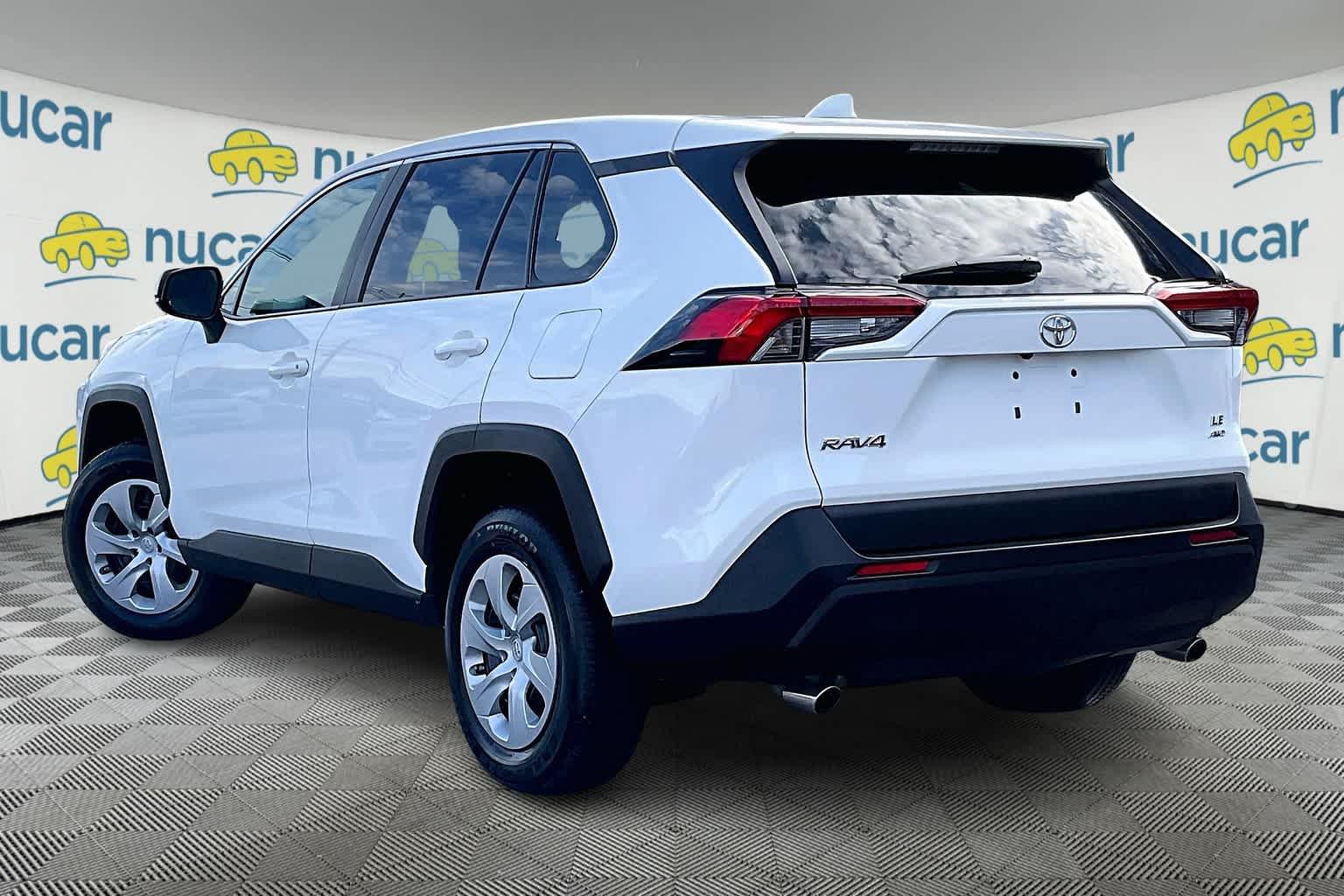 2024 Toyota RAV4 LE - Photo 4