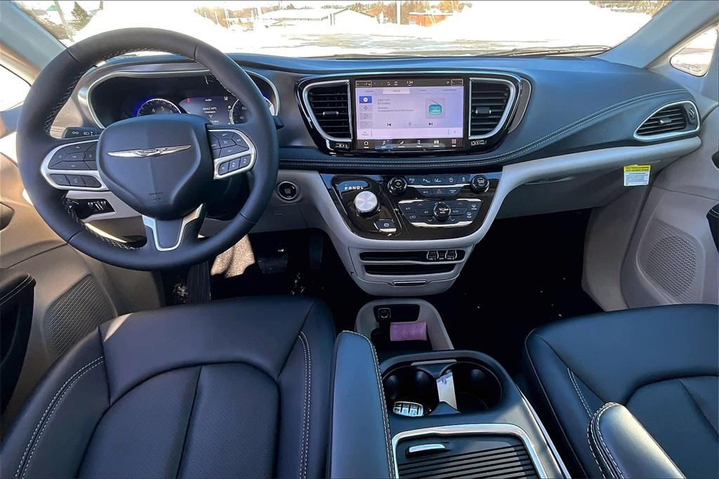 2024 Chrysler Pacifica Touring L - Photo 12