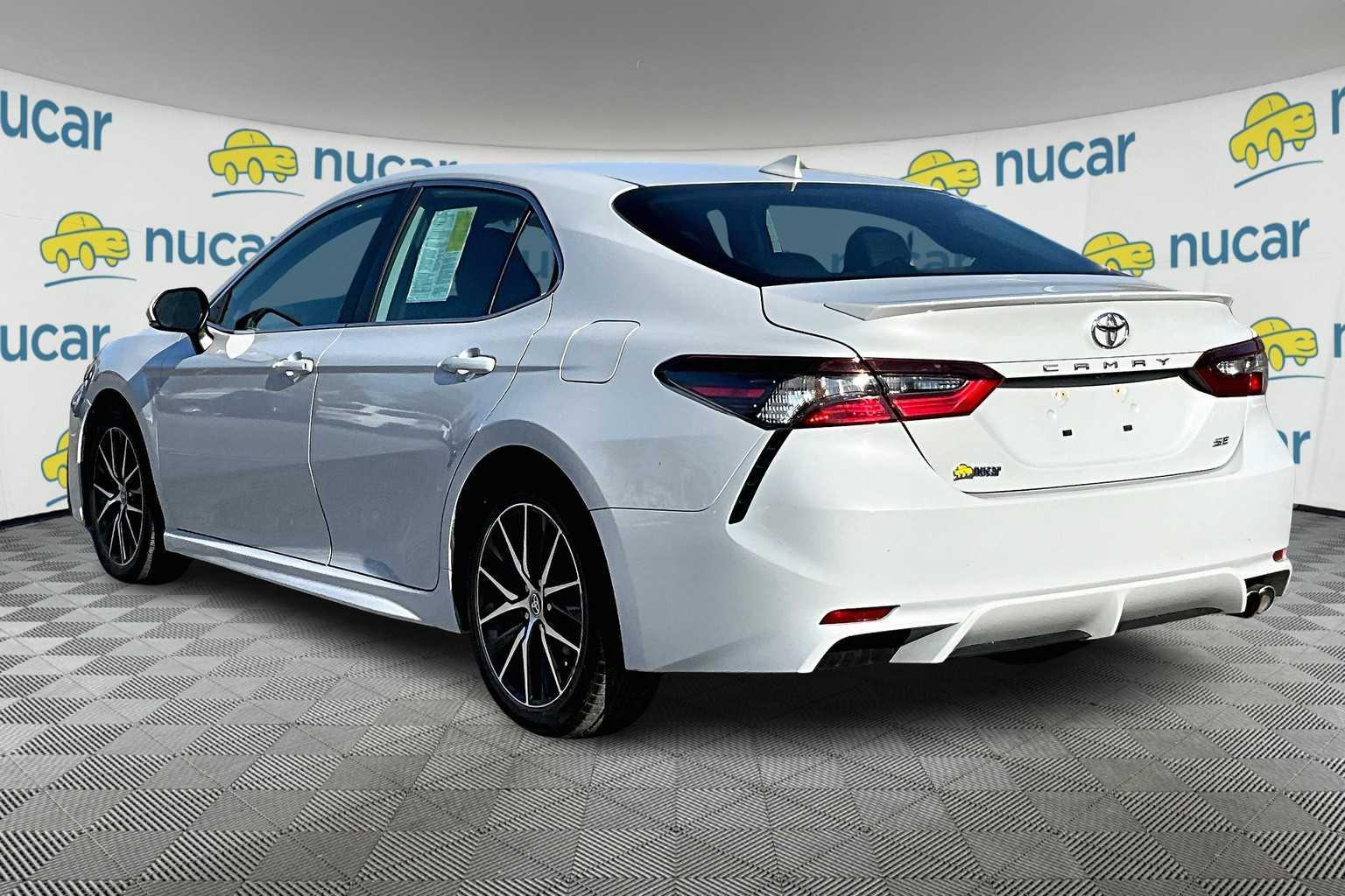 2022 Toyota Camry SE - Photo 4