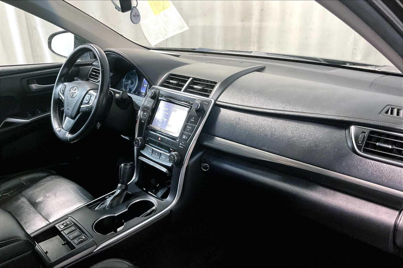 2015 Toyota Camry Hybrid XLE - Photo 14