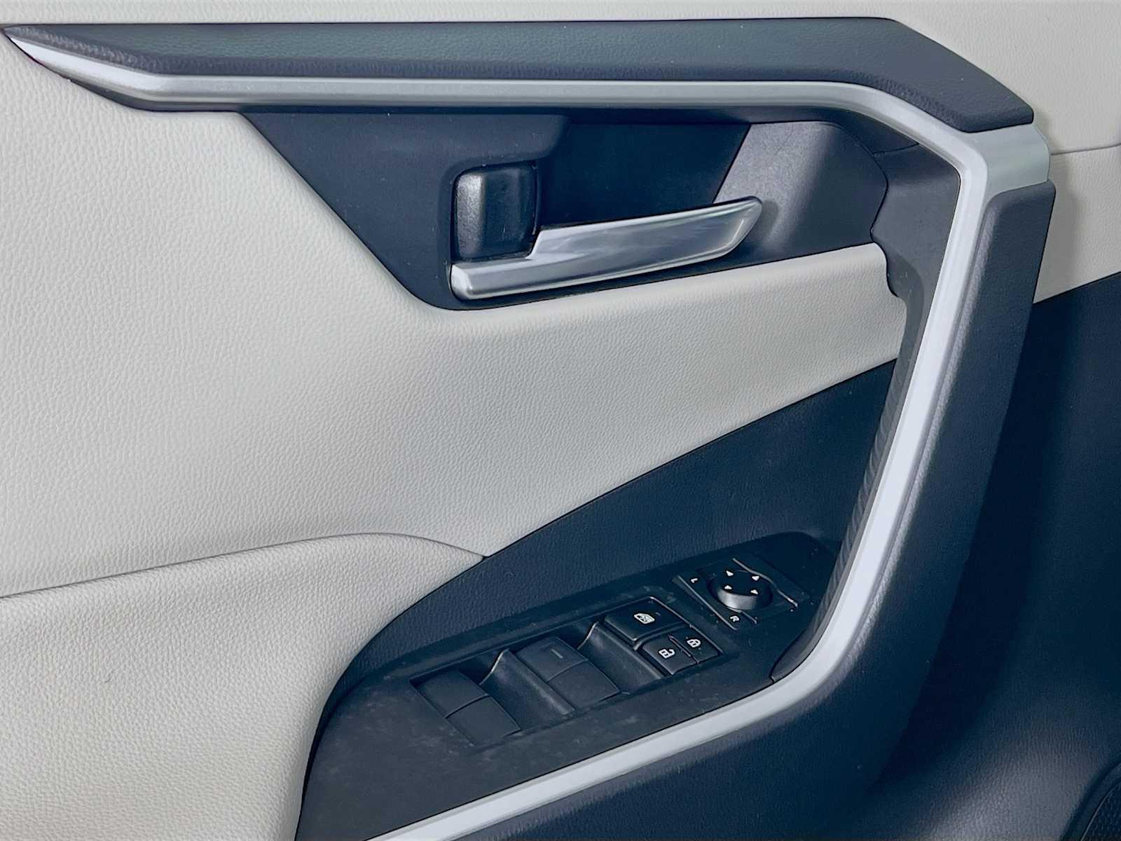 2021 Toyota RAV4 XLE - Photo 17