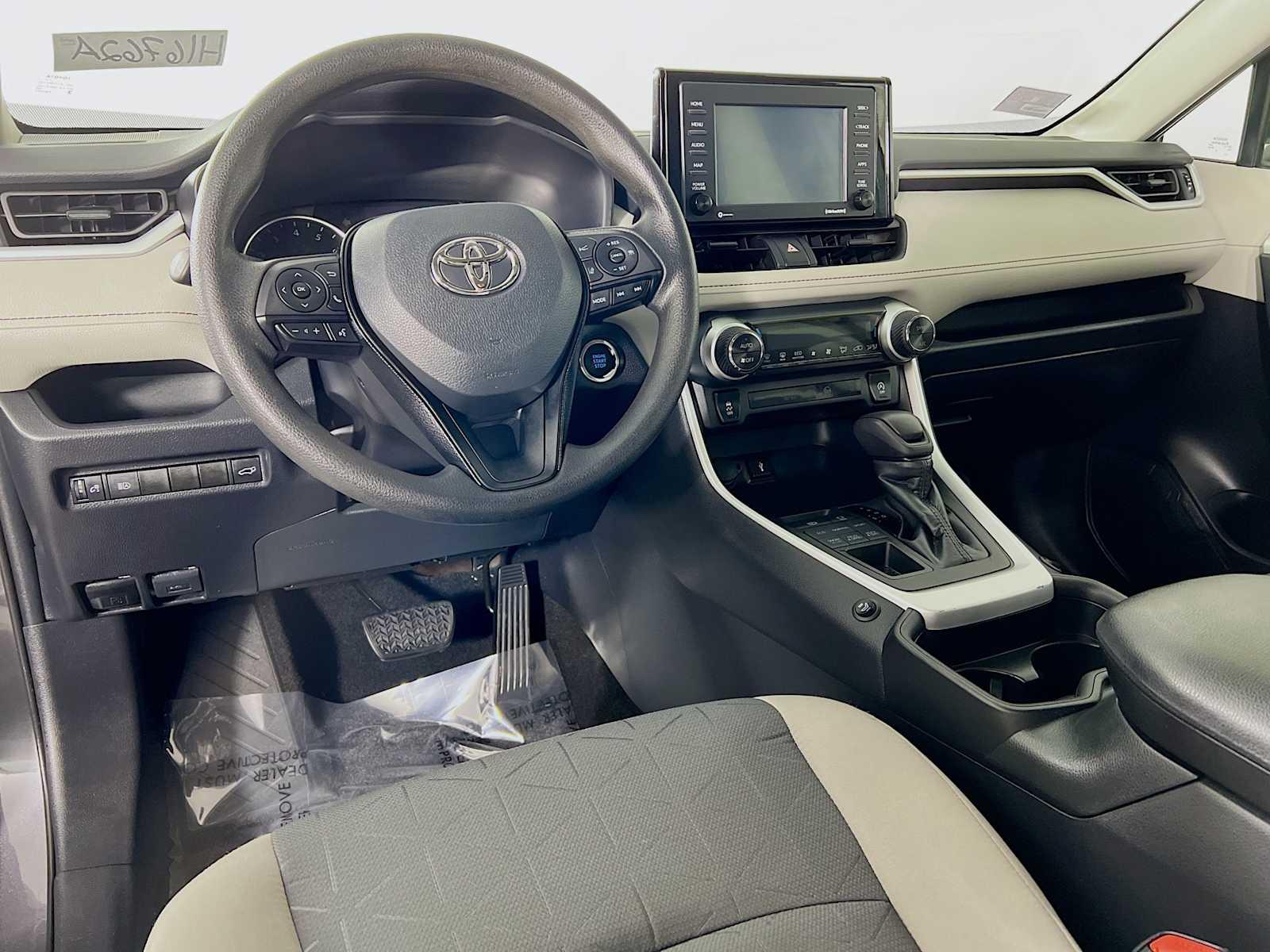 2021 Toyota RAV4 XLE - Photo 9