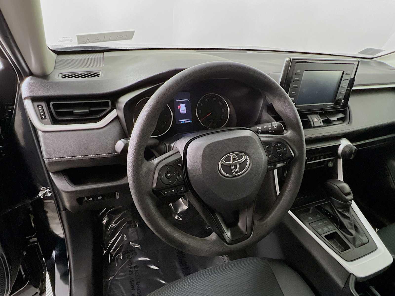 2022 Toyota RAV4 LE - Photo 11