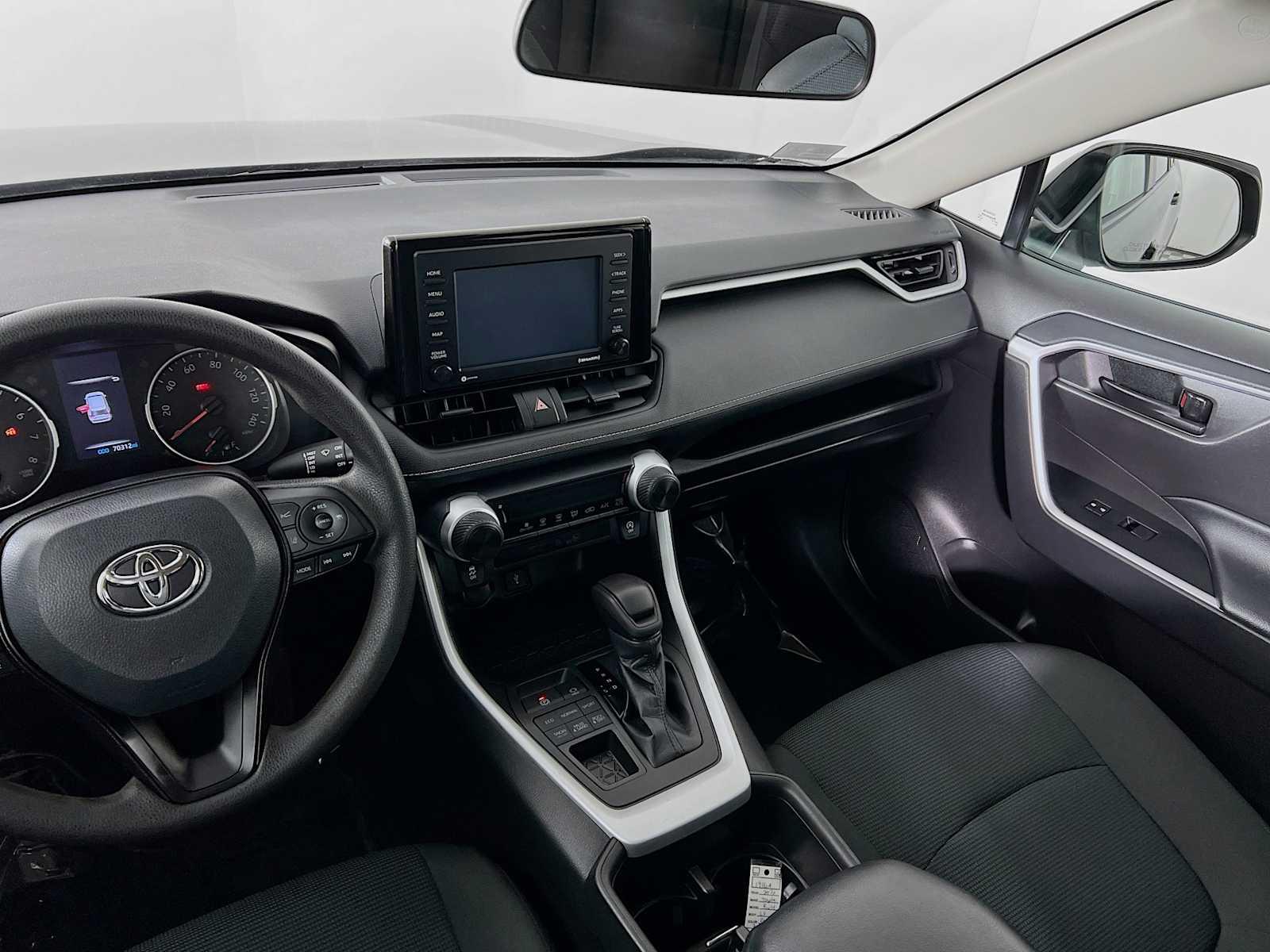 2022 Toyota RAV4 LE - Photo 22