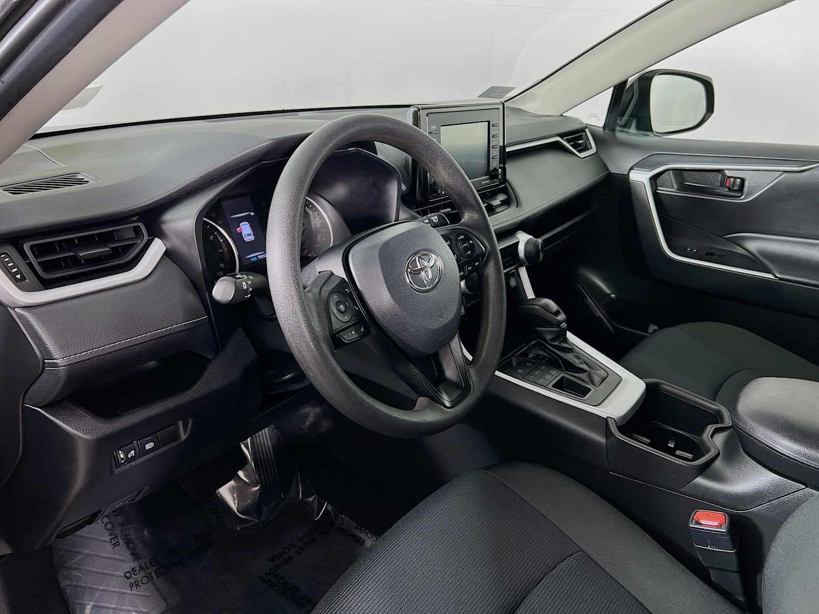 2022 Toyota RAV4 LE - Photo 9