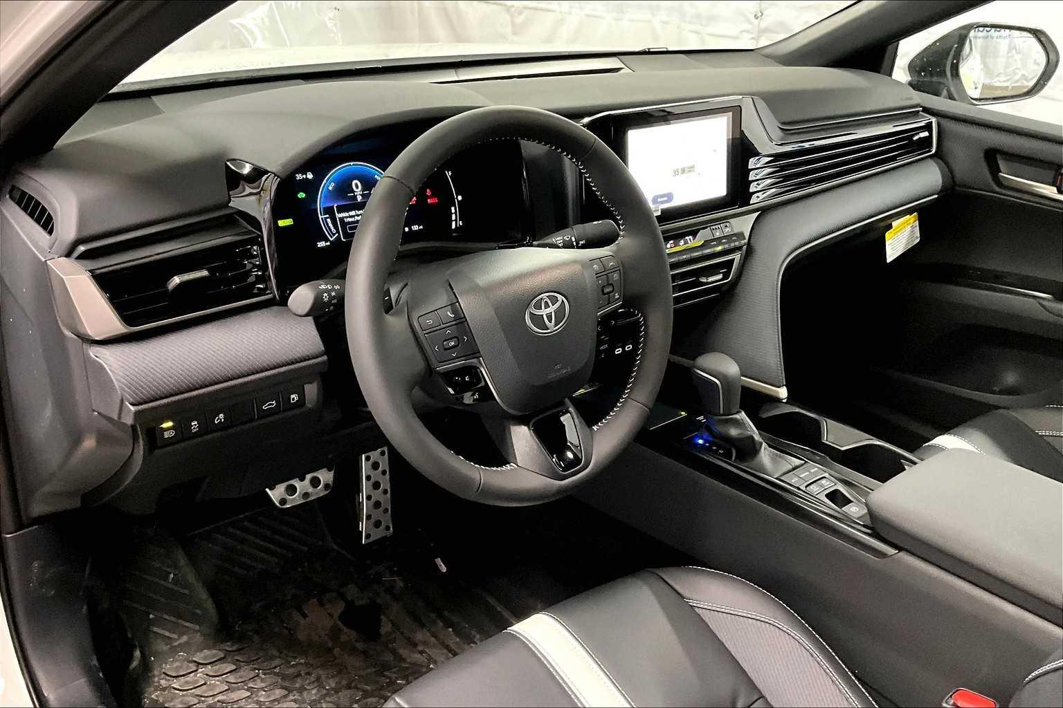 2025 Toyota Camry SE - Photo 9