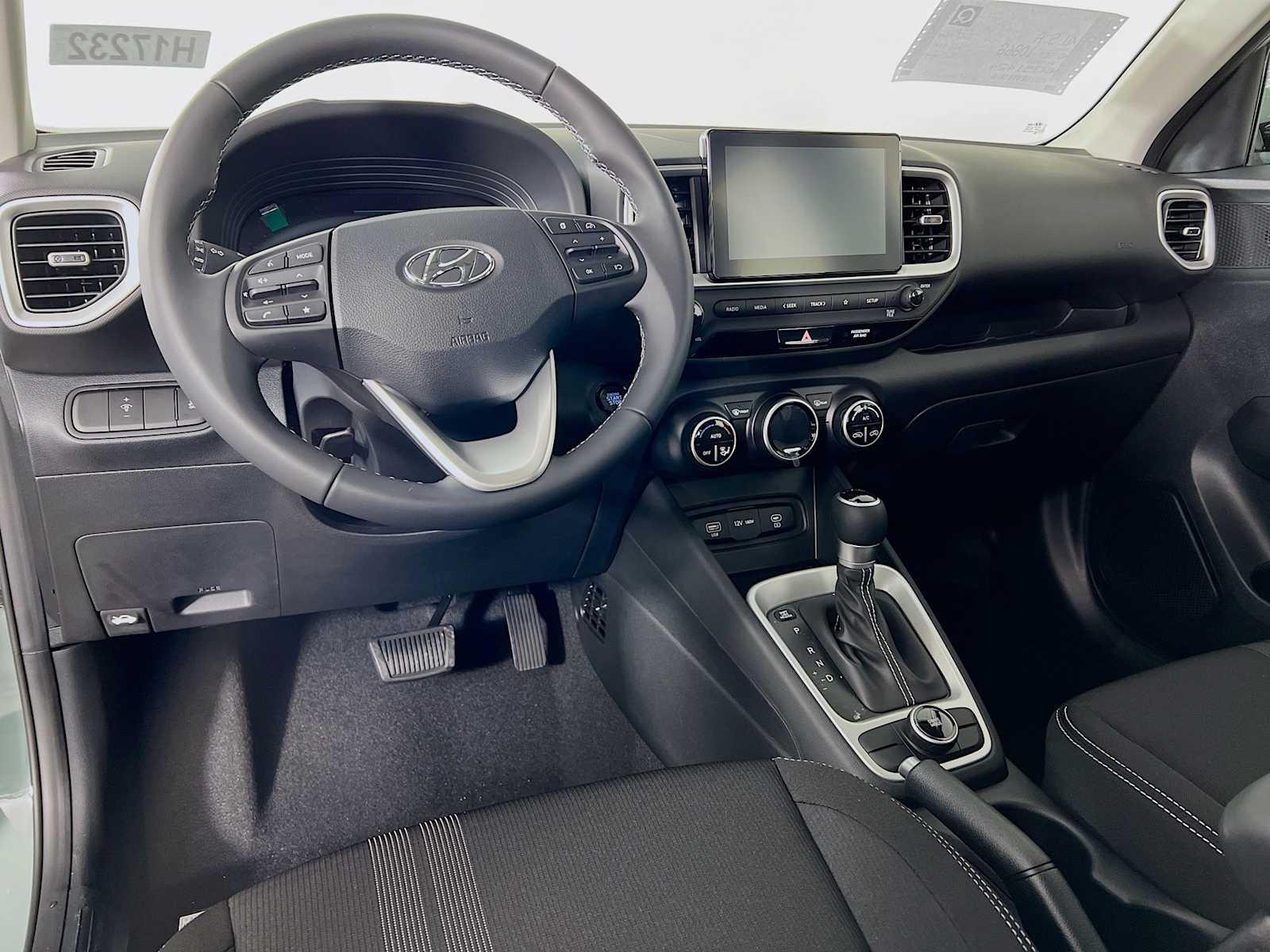 2025 Hyundai Venue SEL - Photo 6