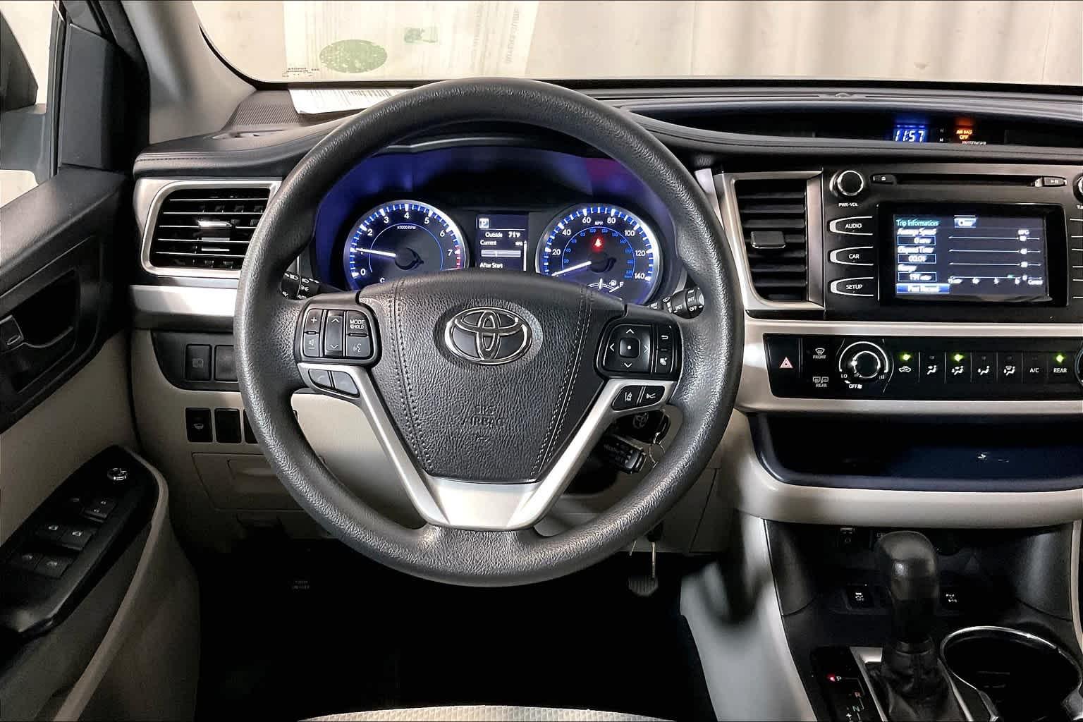 2018 Toyota Highlander LE - Photo 18