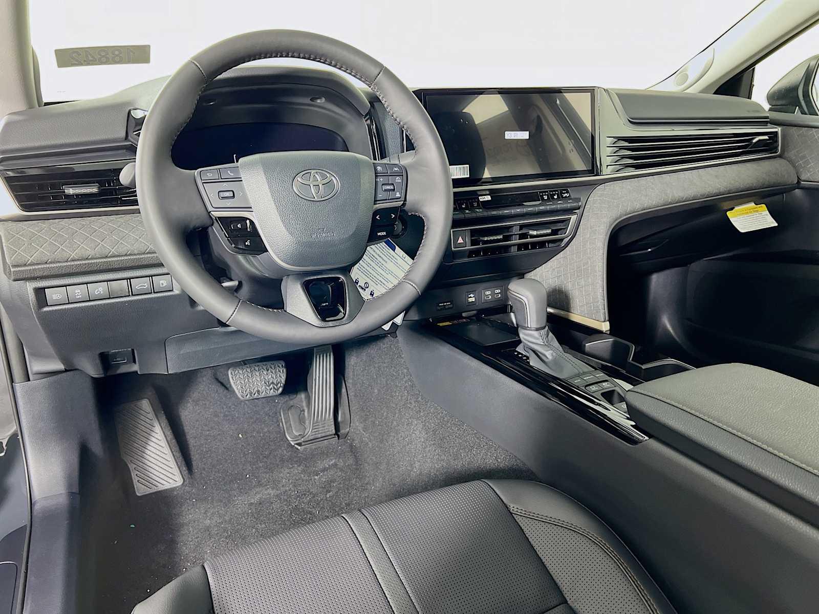 2025 Toyota Camry XLE - Photo 6