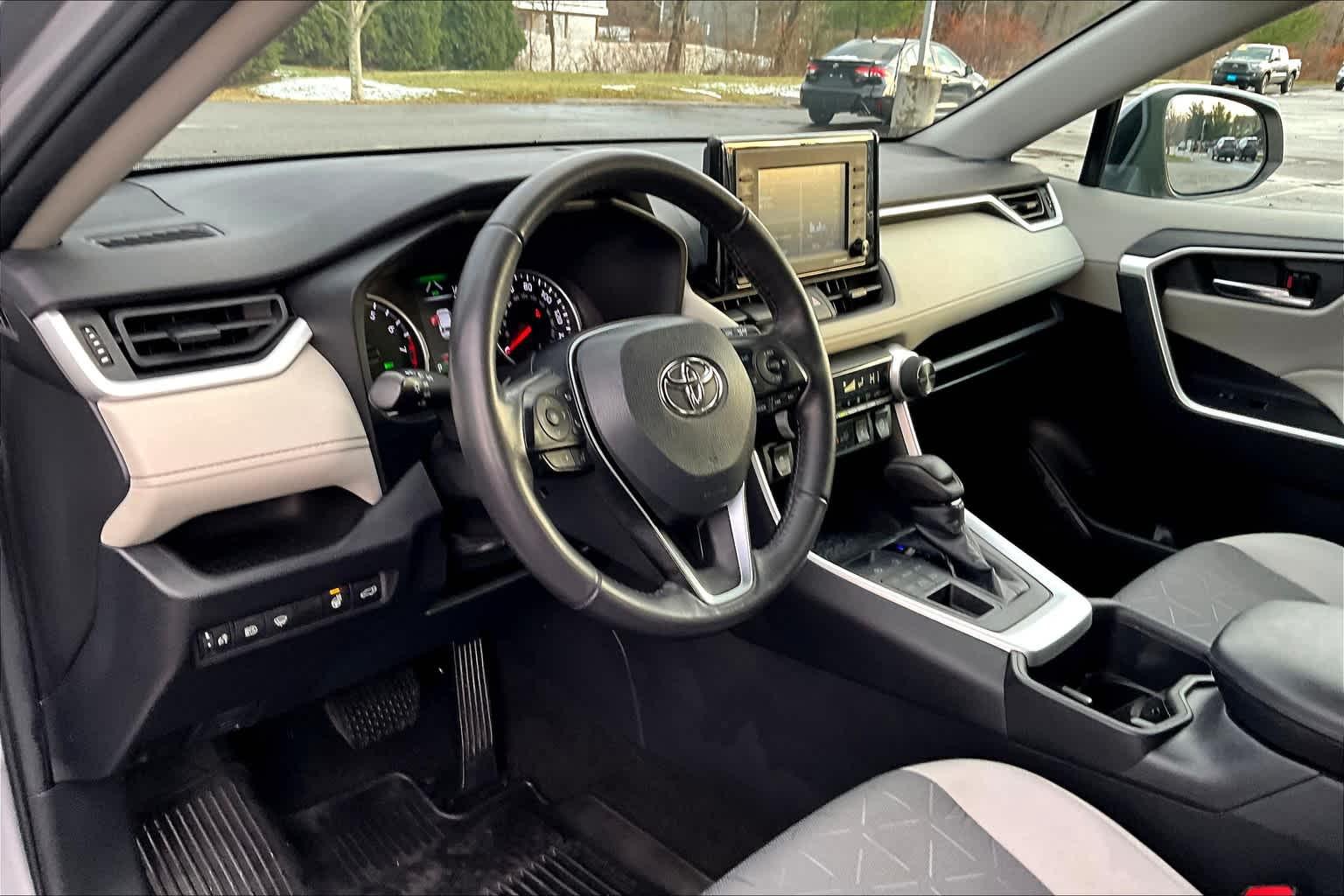 2022 Toyota RAV4 XLE - Photo 8