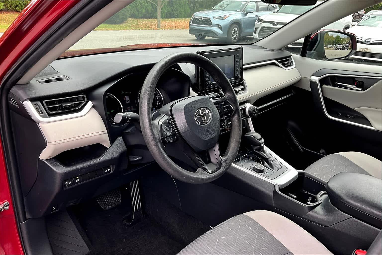 2022 Toyota RAV4 Hybrid XLE - Photo 8